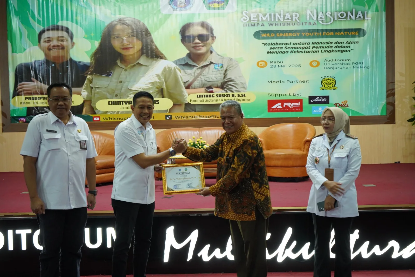 Penyerahan cinderamata