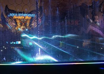 Atraksi cahaya di Aqua Symphony Show di Jatim Park 3. Foto: Dok.