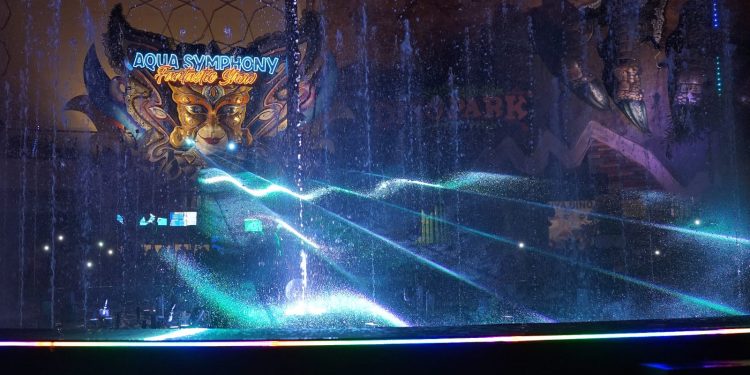Atraksi cahaya di Aqua Symphony Show di Jatim Park 3. Foto: Dok.