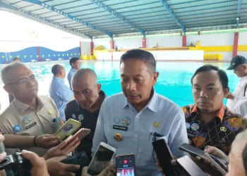 Wali Kota Malang, Wahyu Hidayat bersama jajaran meninjau venue Porprov Jatim 2025 di Stadion Gajayana. (Foto/M Sholeh)