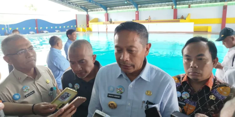 Wali Kota Malang, Wahyu Hidayat bersama jajaran meninjau venue Porprov Jatim 2025 di Stadion Gajayana. (Foto/M Sholeh)