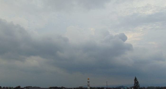 Prakiraan cuaca Malang untuk hari Senin, 19 Mei 2025 diperkirakan berawan dan potensi hujan ringan. /Foto: Tugumalang.id/Bagus Rachmad Saputra