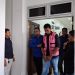Salah satu pegawai BRI tersangka KUR fiktif saat digelandang petugas Kejari Batu. Foto: Azmy