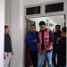 Salah satu pegawai BRI tersangka KUR fiktif saat digelandang petugas Kejari Batu. Foto: Azmy
