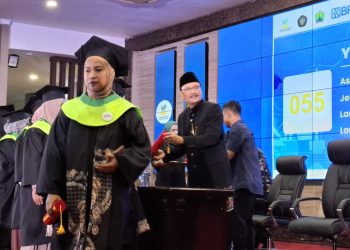 Mensos Gus Ipul saat mewisuda 500 keluarga PKH di Malang, mereka resmi naik kelas. Foto: Azmy