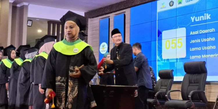 Mensos Gus Ipul saat mewisuda 500 keluarga PKH di Malang, mereka resmi naik kelas. Foto: Azmy