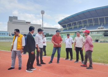Jajaran DPRD Kota Malang saat meninjau kesiapan venue Porprov Jatim 2025. (Foto/M Sholeh)