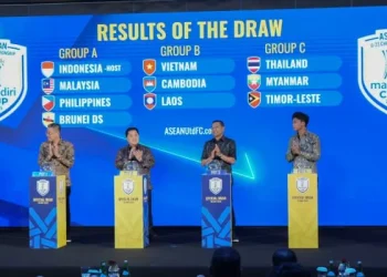 Ketua Umum PSSI, Erick Thohir (dua dari kiri) tak sabar menyaksikan duel Timnas Indonesia U-23 vs Malaysia di ajang ASEAN U-23 Championship Mandiri Cup 2025./Foto: Dok. PSSI