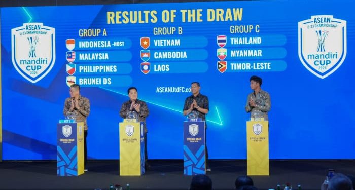 Ketua Umum PSSI, Erick Thohir (dua dari kiri) tak sabar menyaksikan duel Timnas Indonesia U-23 vs Malaysia di ajang ASEAN U-23 Championship Mandiri Cup 2025./Foto: Dok. PSSI