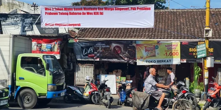 Spanduk penolakan KEK Singhasari sempat terpasang di pertigaan Jalan Tumapel. Foto: istimewa