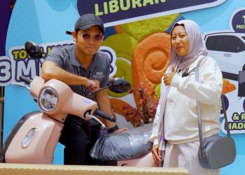 Ekspresi ceria wisatawan bawa pulang hadiah dari program KELIRU Jatim Park. Foto: Dok