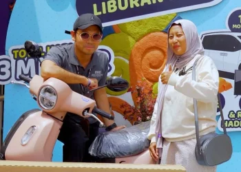 Ekspresi ceria wisatawan bawa pulang hadiah dari program KELIRU Jatim Park. Foto: Dok