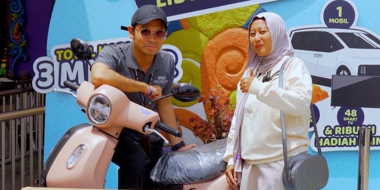 Ekspresi ceria wisatawan bawa pulang hadiah dari program KELIRU Jatim Park. Foto: Dok