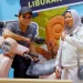 Ekspresi ceria wisatawan bawa pulang hadiah dari program KELIRU Jatim Park. Foto: Dok