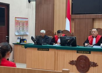 Isa Zega (jas merah) menyimak pembacaan vonis oleh Majelis Hakim. Foto: Aisyah Nawangsari Putri