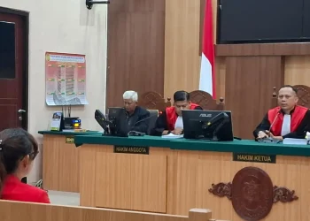 Isa Zega (jas merah) menyimak pembacaan vonis oleh Majelis Hakim. Foto: Aisyah Nawangsari Putri