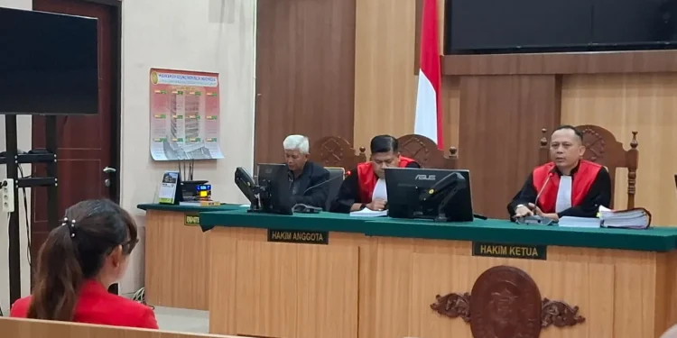 Isa Zega (jas merah) menyimak pembacaan vonis oleh Majelis Hakim. Foto: Aisyah Nawangsari Putri