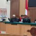 Isa Zega (jas merah) menyimak pembacaan vonis oleh Majelis Hakim. Foto: Aisyah Nawangsari Putri