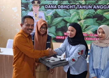 Anggota Komisi IV DPRD Kabupaten Malang, Sutrisno Murdi meyerahkan seminat kit pada peserta pelatihan. Foto: Aisyah Nawangsari Putri