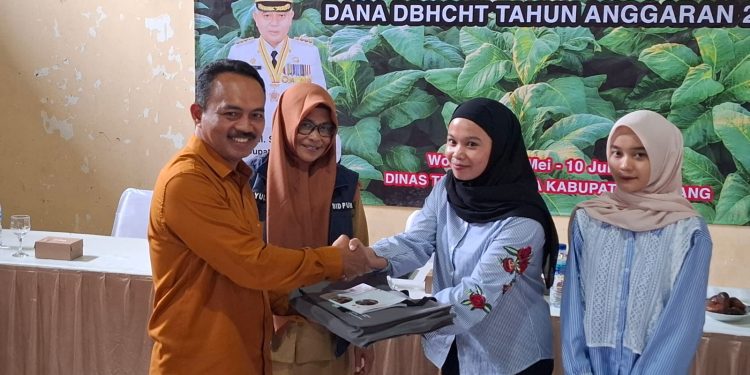 Anggota Komisi IV DPRD Kabupaten Malang, Sutrisno Murdi meyerahkan seminat kit pada peserta pelatihan. Foto: Aisyah Nawangsari Putri