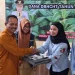 Anggota Komisi IV DPRD Kabupaten Malang, Sutrisno Murdi meyerahkan seminat kit pada peserta pelatihan. Foto: Aisyah Nawangsari Putri