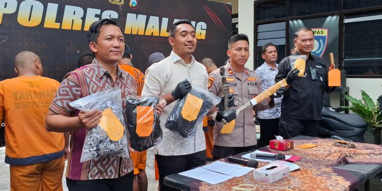 Polisi menunjukkan barang bukti yang berhasil diamankan. Foto: Aisyah Nawangsari Putri