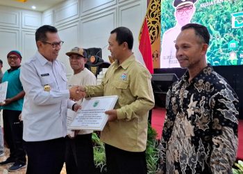 Wali Kota Batu Nurochman saat memberikan bantuan kepada para gapoktan di Kota Batu. Pemkot Batu memastikan soal ketahanan pangan. Foto: Azmy