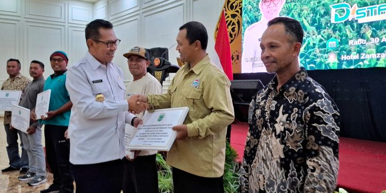 Wali Kota Batu Nurochman saat memberikan bantuan kepada para gapoktan di Kota Batu. Pemkot Batu memastikan soal ketahanan pangan. Foto: Azmy
