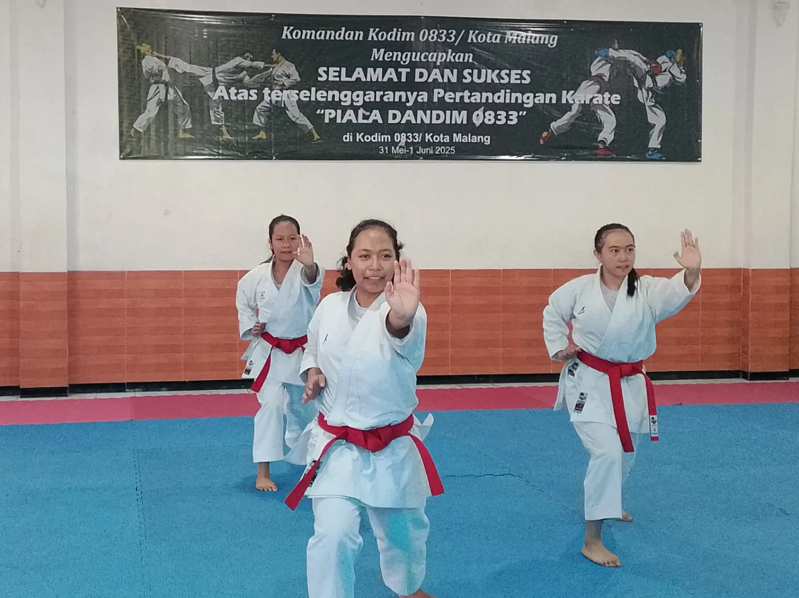 Para atlet menampilkan kemampuan dalam Karate Piala Dandim 0833/Kota Malang. (Foto/M Sholeh)
