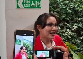 Isa Zega saat ditemui awak media usai sidang putusan. Foto: Aisyah Nawangsari Putri