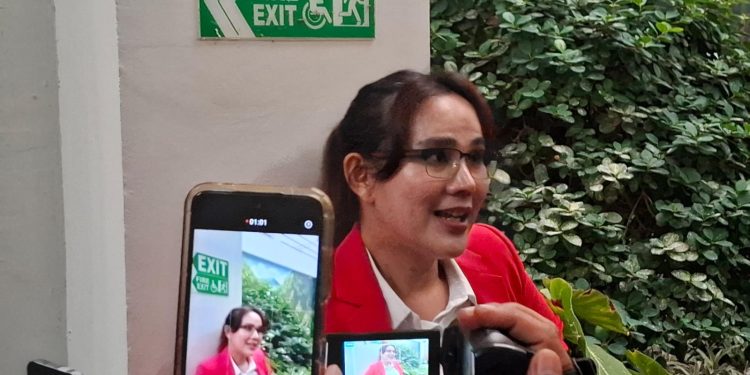 Isa Zega saat ditemui awak media usai sidang putusan. Foto: Aisyah Nawangsari Putri