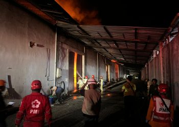 Petugas menanggulangi kebakaran pabrik rokok di Pakisaji. Foto: Polres Malang