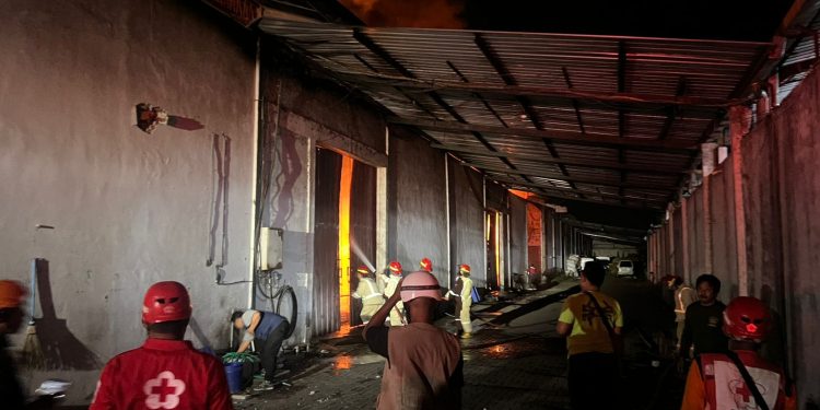 Petugas menanggulangi kebakaran pabrik rokok di Pakisaji. Foto: Polres Malang