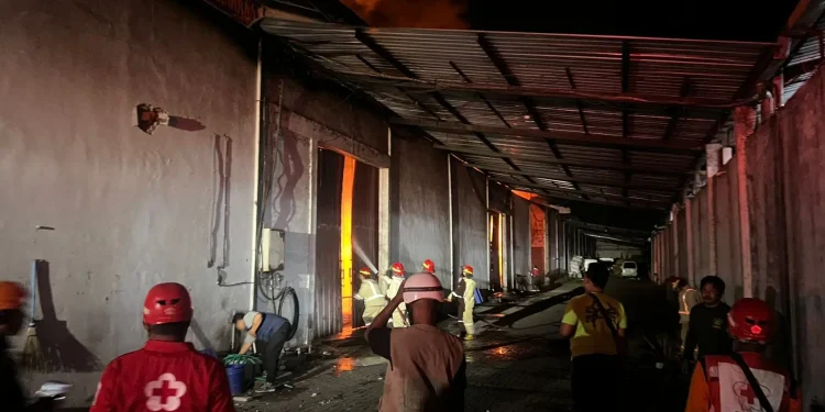Petugas menanggulangi kebakaran pabrik rokok di Pakisaji. Foto: Polres Malang
