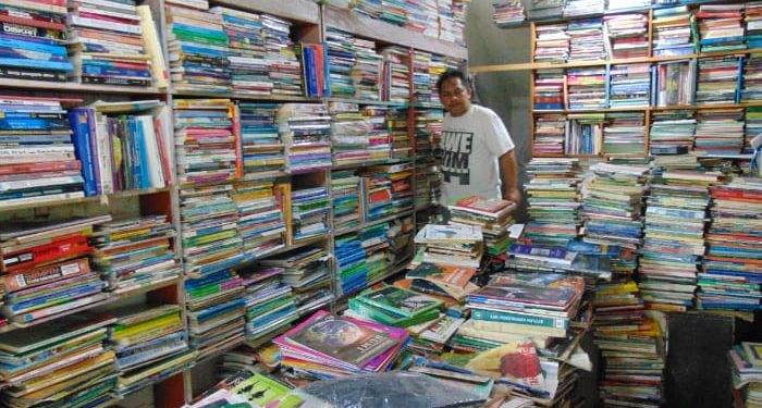 Salah satu lapak di Pasar Buku dan Seni Velodrome Malang yang menjadi jujukan para pemburu literatur lawas. /Foto: Tugumalang.id/Bagus Rachmad Saputra