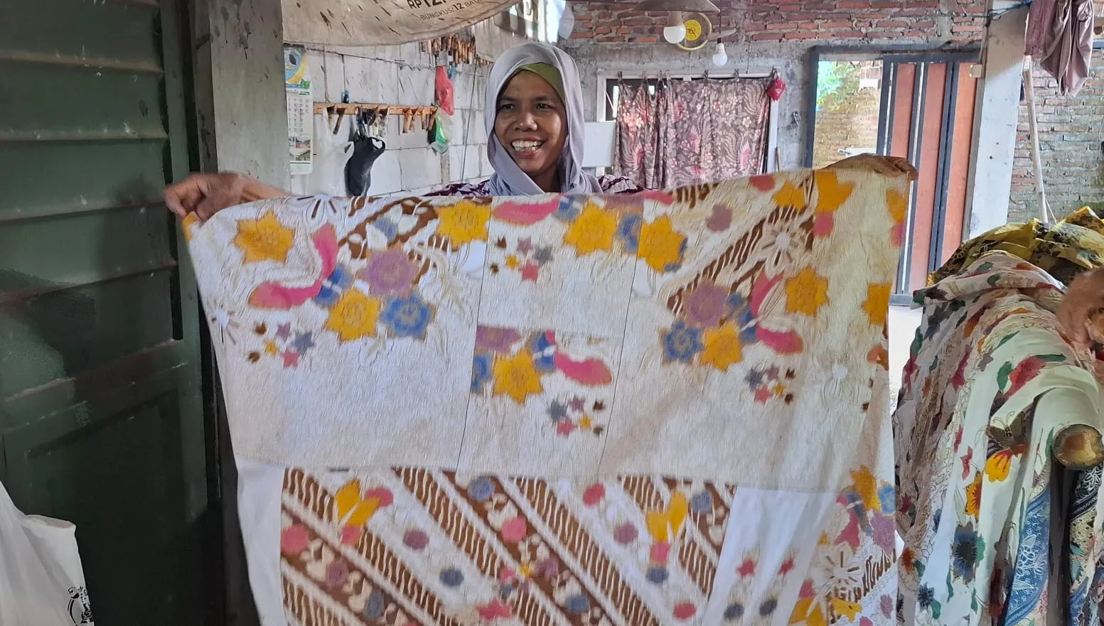 Ibunda Rizal Bahri menunjukkan salah satu motif batik encim yang diproduksi Batik Eljava. Foto: Aisyah Nawangsari Putri