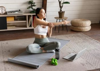 Ilustrasi gerakan full body stretching yang dapat dilakukan di rumah (Foto: Pinterest/Freepik)