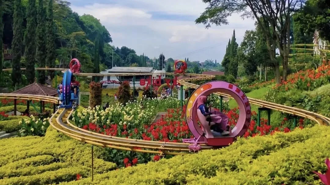 Sky bike, wahana bersepeda di atas hamparan taman bunga yang indah di Taman Rekreasi Selecta Kota Batu. Foto: Selecta
