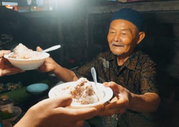 Pak Said, penjual es campur legendaris di Kota Batu akhirnya berangkat haji dari menabung hasil jualan sejak 30 tahun. Foto: Azmy