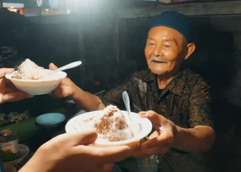 Pak Said, penjual es campur legendaris di Kota Batu akhirnya berangkat haji dari menabung hasil jualan sejak 30 tahun. Foto: Azmy