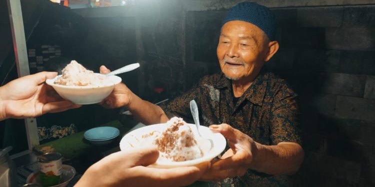Pak Said, penjual es campur legendaris di Kota Batu akhirnya berangkat haji dari menabung hasil jualan sejak 30 tahun. Foto: Azmy