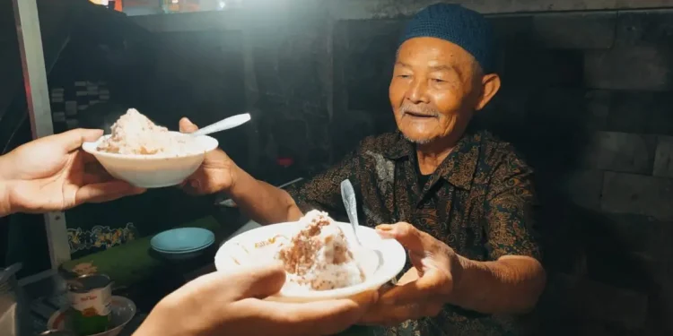 Pak Said, penjual es campur legendaris di Kota Batu akhirnya berangkat haji dari menabung hasil jualan sejak 30 tahun. Foto: Azmy