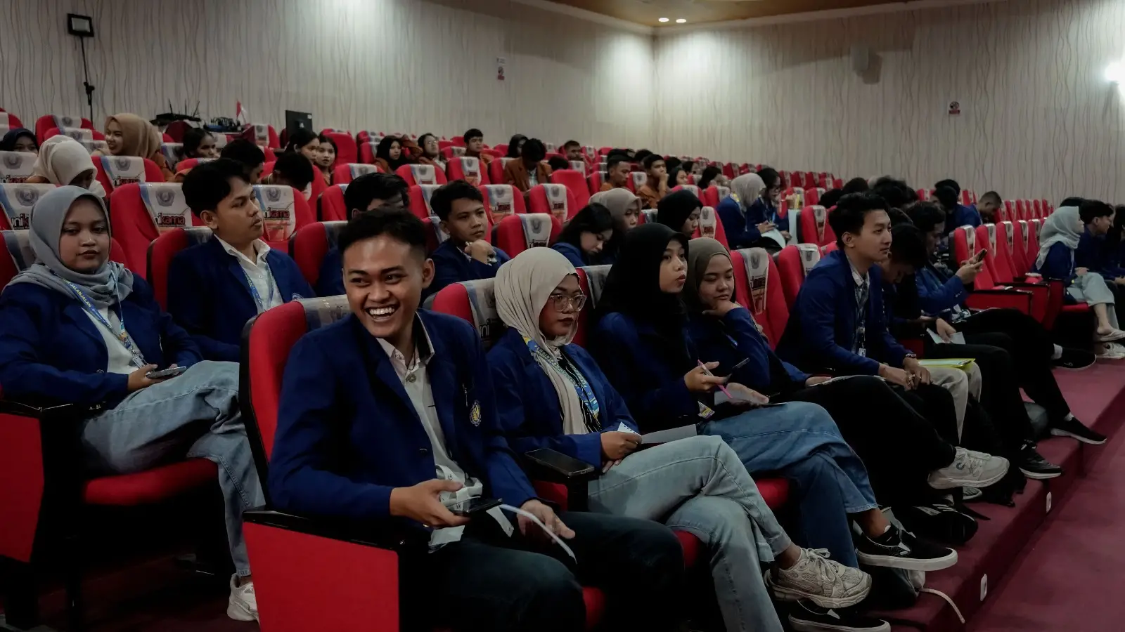 Mahasiswa Departemen Geografi UNY menyimak pemaparan materi saat berkunjung ke Unikama./Foto: Dok. Unikama