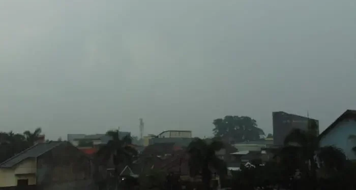 Prakiraan cuaca Malang Raya pada Sabtu, 17 Mei 2025 menunjukkan potensi hujan di sore hari. /Foto: Tugumalang.id/Bagus Rachmad Saputra