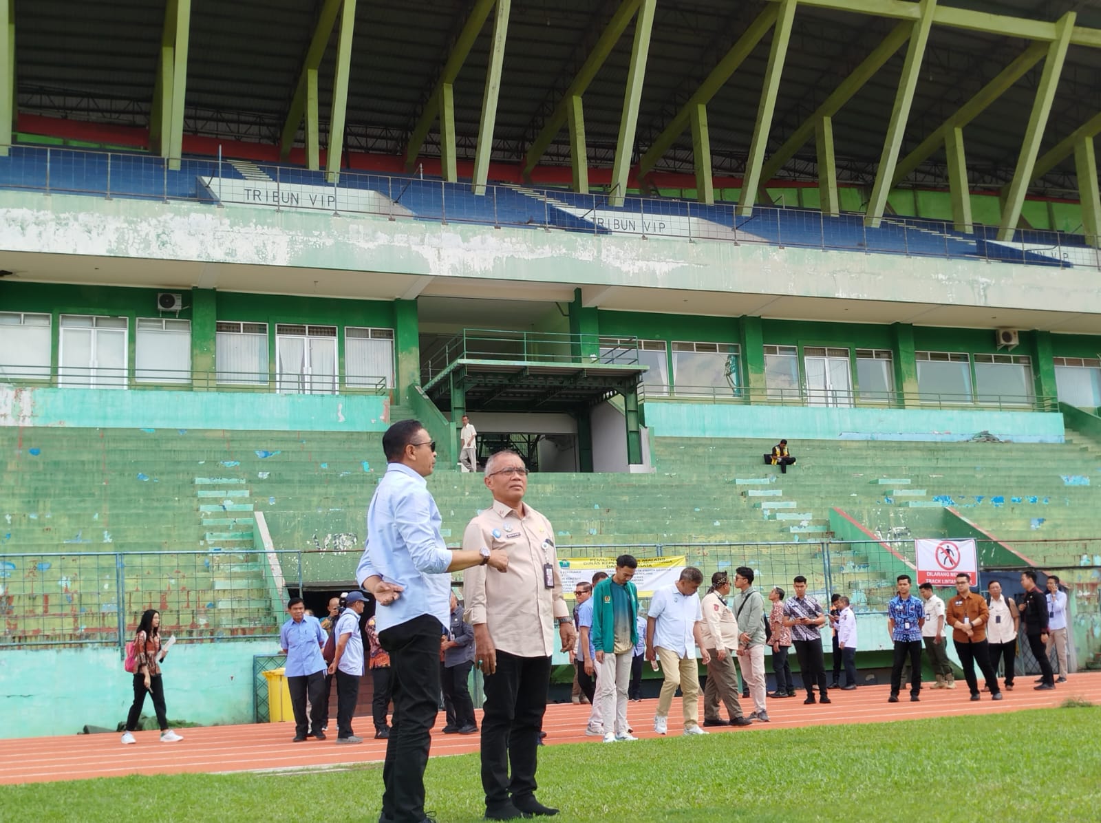 Wali Kota Malang, Wahyu Hidayat bersama jajaran meninjau venue Porprov Jatim 2025 di Stadion Gajayana. (Foto/M Sholeh)