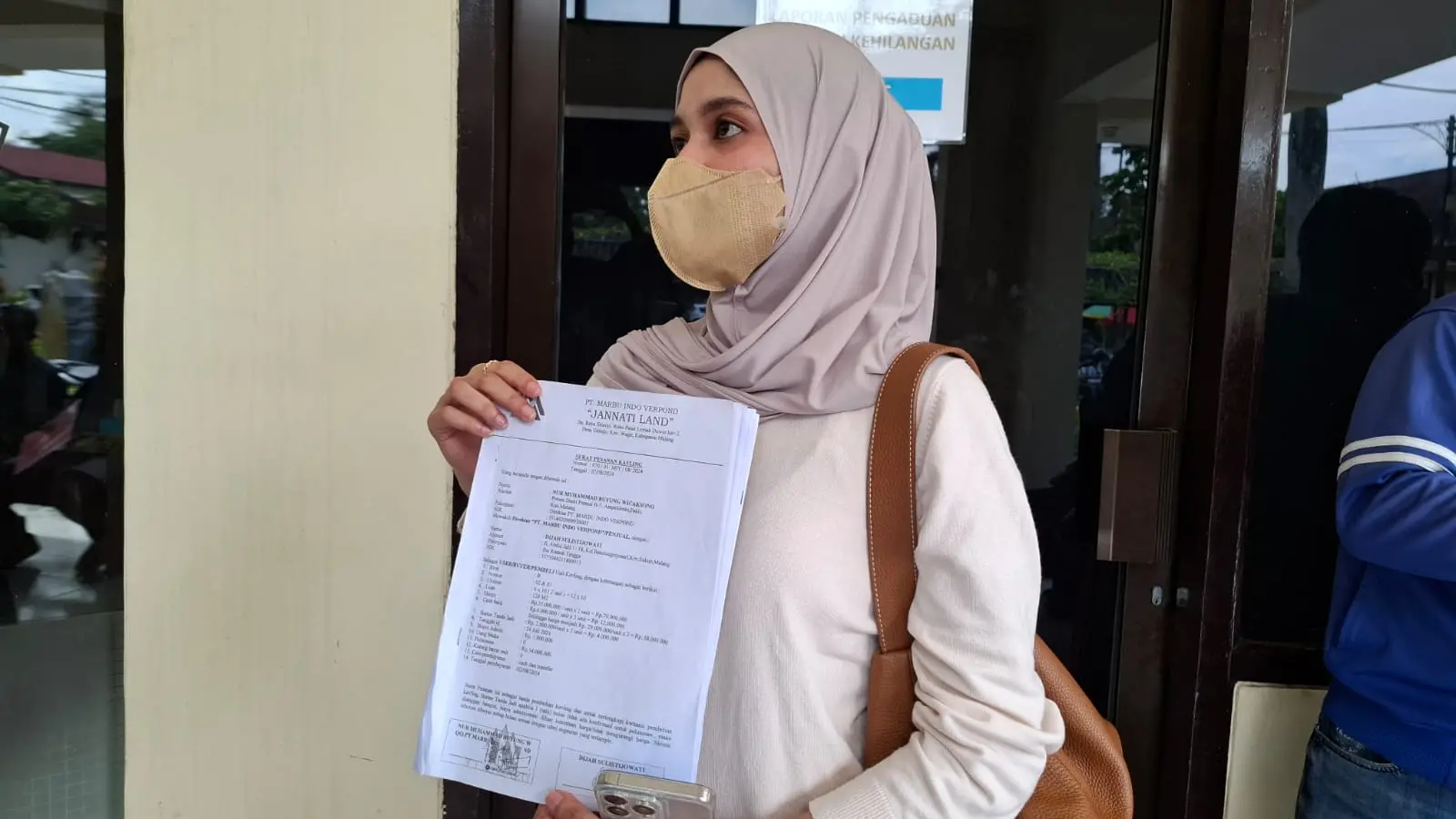 Salah satu pelapor menunjukkan surat pesanan tanah kavling. Foto: Aisyah Nawangsari Putri
