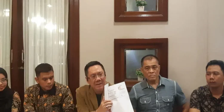 Tonny Hendrawan, didampingi penasehat hukumnya, Gunadi Handoko (berkacamata) menyampaikan telah mengajukan praperadilan usai penyidikan laporannya dihentikan. (Foto/M Sholeh)