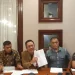 Tonny Hendrawan, didampingi penasehat hukumnya, Gunadi Handoko (berkacamata) menyampaikan telah mengajukan praperadilan usai penyidikan laporannya dihentikan. (Foto/M Sholeh)