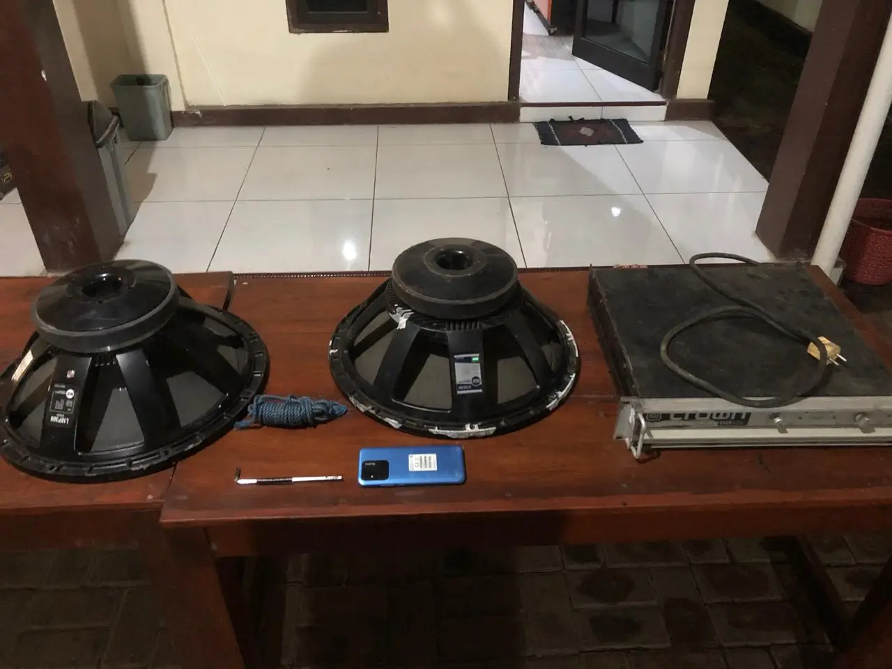 Barang bukti berupa speaker dan power amplifier yang dicuri tersangka. Foto: Polres Malang
