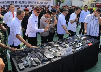 Pemusnahan ponsel hasil sitaan di 39 lapas di Jatim. (Foto/ist)
